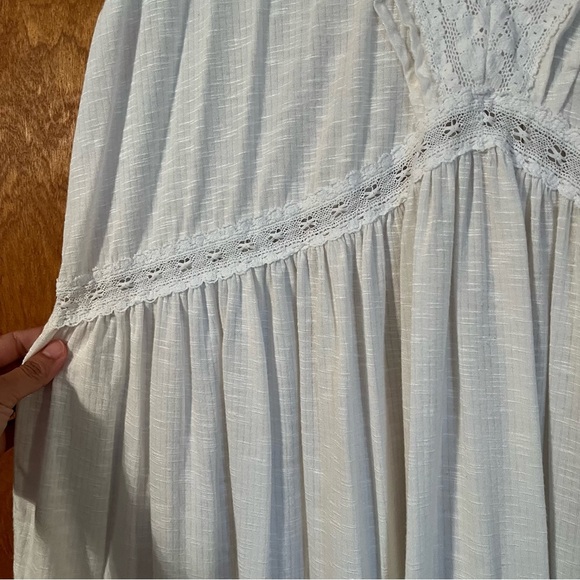 Torrid Lace Inset White Flutter Sleeve Babydoll V-neck Blouse | size 2 - Picture 5 of 8